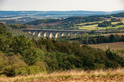 <p><span calibri="" style="font-size:11.0pt;line-height:115%;
font-family:">Die Brücke ist ein Markantes Bauwerk, welches von vielen Höhenzügen im Vogtland zu sehen ist.</span></p>