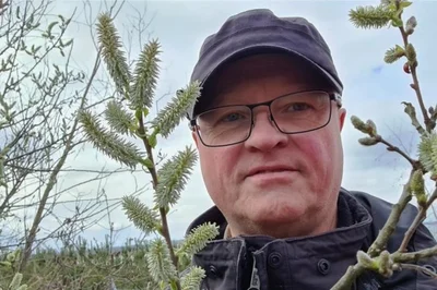 <p>Mario Ulbrich, Jahrgang 1964, lebt seit 1975 im Erzgebirge und versteht die hiesige Mundart inzwischen fast perfekt. Ulbrich erlernte den Beruf des Instandhaltungsmechanikers. Durch sein Hobby, das Schreiben, kam er zur Zeitung. Manche denken, er wisse, wo das Bernsteinzimmer versteckt liegt. Tatsächlich kennt er aber bloß eine Menge Leute, die das von sich behaupten.</p>