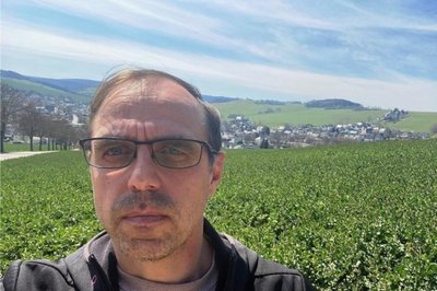 <p>Kjell Riedel ist 1969 in Erlabrunn geboren und in Grünstädtel - heute ein Ortsteil von Schwarzenberg - aufgewachsen. Da lebt der Diplomingenieur für Elektrotechnik/Elektronik auch, der 1996 als Quereinsteiger zur "Freien Presse" kam. Nach rund zwei Jahrzehnten als Redakteur in Aue ist er seit März 2021 stellvertretender Leiter der Lokalredaktion Annaberg.</p>
