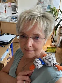 <p>Beate Kindt-Matuschek wurde 1963 in Schlema geboren.. Nach ihrem medizin-pädagogischen Studium und einer Ausbildung zur Moderatorin, wagte sie Mitte der 1980er-Jahre den Weg in die Selbstständigkeit in der Unterhaltungskunst. Kam 1990 zur "Freien Presse" und ist seither als Lokalredakteurin in ihrer Heimatstadt Schwarzenberg und im Erzgebirge tätig.</p>
