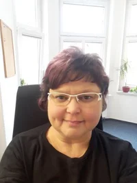 <p>Saskia Mutschik ist 1973 in Rathenow geboren und wohnt seit 1983 In Aue. Ihre Urgroßeltern stammen aus Italien, was ihre Liebe zudem Land erklärt. Aufgrund ihrer Behinderung wurden ihr einige Steine in den Weg gelegt und sie hat lange den richtigen Arbeitgeber gesucht und bei der "Freien Presse" gefunden. In der Lokalredaktion Aue organisiert sie seither das Sekretariat.</p>