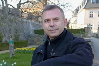 <p>Mike Baldauf (54) hat bis 1992 an der TU Chemnitz Physik studiert. Er behält die kommunalpolitische und wirtschaftliche Entwicklung im Zschopauer Raum im Auge. Umwelt- und Landwirtschaftsthemen liegen ihm am Herzen. In seiner Freizeit interessiert er sich dafür, welche Antworten die Wissenschaft auf die Frage bereithält, was die Welt im Innersten zusammenhält.</p>