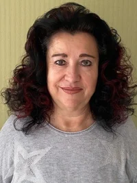 <p>Martina Brandenburg hat den Beruf des Journalisten von der Pike auf erlernt, sie war bereits mit 14 Jahren in der Jugendredaktion der "Freien Presse" in Karl-Marx-Stadt. Nach dem Abitur ein Jahr als Verkäuferin tätig, danach Volontariat bei der "Freien Presse" und Studium in Leipzig. Gestaltet nun als Teamleiterin mit ihren Kolleginnen und Kollegen die Ausgaben im Erzgebirge.</p>
