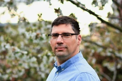 <p>Thomas Mehlhorn ist geboren und aufgewachsen im Erzgebirge. Nach einem Studium der Kommunikationswissenschaft und einem Volontariat in Augsburg kehrte er 2001 in seine Heimat zurück. Seitdem unterstützte er verschiedene Lokalredaktionen der "Freien Presse". Derzeit ist der Familienvater als Stellvertretender Redaktionsleiter der Lokalredaktion Aue-Schwarzenberg tätig.</p>