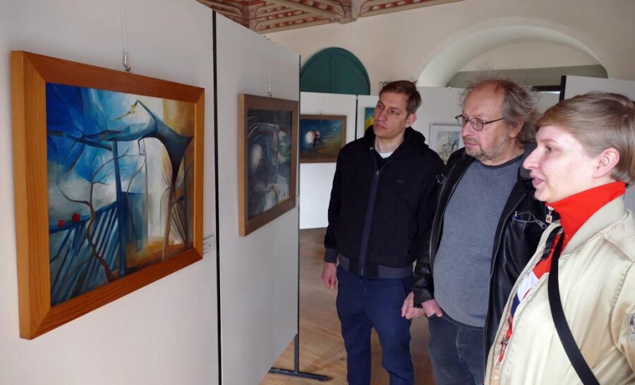 <p>Vorab warfen Robert, Matthias und Johanna Zwarg schon mal einen Blick auf die Ausstellung „Circle Game“ im Schloss Wildeck, in der unter anderem das Motiv des Apfelbaums mehrfach auftaucht.</p>
