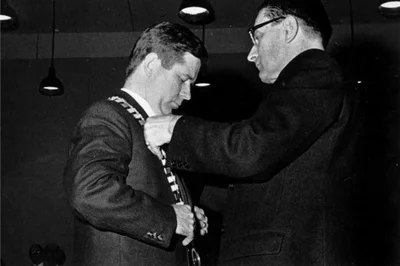 <p>1967: Kurt Biedenkopf bei der Amtsübernahme und Vereidigung als neuer Rektor der Ruhr-Universität Bochum im Schauspielhaus. Der bisherige Rektor Heinrich Greeven legt dem damals 37-jährigen Biedenkopf die Amtskette um.&nbsp;</p>
