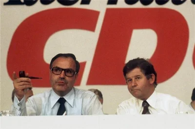 <p>1976: Der Parteichef Helmut Kohl und sein Generalsekretär einträchtig auf einer Parteiveranstaltung in Bonn: Ein Jahr später war das Verhältnis der beiden zerrüttet. Kohl misstraute Biedenkopf, dem eigene Kanzlerambitionen nachgesagt wurden, zusehends.</p>
