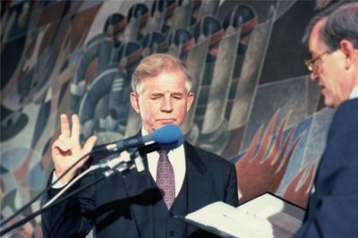 1990: Eine lange und erfolgreiche Ära in Sachsen nimmt seinen Lauf: „Westimport“ Kurt Biedenkopf bei der Vereidigung zum Ministerpräsidenten des Freistaates Sachsen am 8. November. Er bleibt bis 2002 Regierungschef. Rechts von ihm steht Erich Iltgen (CDU), der erste sächsische Landtagspräsident. Das Zeremoniell fand während der ersten Sitzung des Parlaments in der damaligen Sitzungsstätte, der Dreikönigskirche in Dresden, statt. Der neugebaute Plenarsaal im Landtag wurde ab 3. Oktober 1993 genutzt. 