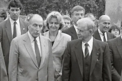 1991Biedenkopf begleitet den französischen Staatspräsidenten Francois Mitterrand beim Rundgang im sächsischen Alcatel-Werk in Rochlitz. Der deutsche Elektronikkonzern war Ende der 80er-Jahre an ein französisches Unternehmen verkauft worden. 