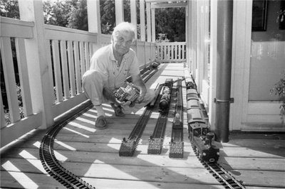 1992: Hohe Politik, Vorträge und Bücher schreiben bestimmten Kurt Biedenkopf Leben. Auf der Terrasse seines Ferienhauses am Chiemsee in Bayern konnte er auch entspannt seinem Hobby frönen: Basteln an der Modelleisenbahn.  