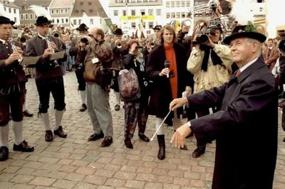 1992: Beim ersten „Tag der Sachsen“ in Freiberg zeigte sich Landesvater Biedenkopf mal nicht als politischer, sondern als musikalischer Dirigent. Dem Spielmannszug aus Dillingen an der Donau gab er offenbar den richtigen Ton an.