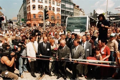 1999: Mit einem symbolischen Schnitt läutete Biedenkopf (Bildmitte) in Zwickau ein neues Zeitalter im Personennahverkehr ein. Erstmals fuhr eine Regionalbahn direkt bis ins Zentrum einer sächsischen Großstadt. 