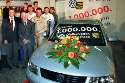 1999: Der einmillionste in Sachsen gefertigte Volkswagen, ein VW Passat, läuft am 9. Juli im VW-Werk Zwickau-Mosel vom Band. Ministerpräsident Biedenkopf durfte da unter den Gästen der Jubiläumsfeier nicht fehlen. 