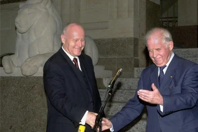 2002: Schwerer Schritt, Biedenkopf übergibt in der Staatskanzlei das Amt des Ministerpräsidenten an seinen von ihm ungeliebten Nachfolger Georg Milbradt. Der Landtag hatte zuvor Milbradt zum neuen Regierungschef gewählt.