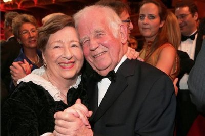 2016: Eine flotte Sohle aufs Parkett legte Biedenkopf mit seiner Frau Ingrid beim Semper-Opernball hin. Während seiner Zeit als Regierungschef hatte Ingrid großen Einfluss auf die Geschicke des Freistaates. „Wir sind Ministerpräsident“, hieß es dann immer.
