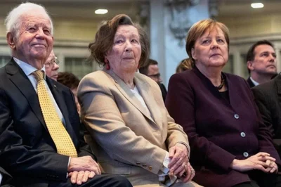 2020: Kurt Biedenkopf, seine Ehefrau Ingrid und Bundeskanzlerin Angela Merkel sitzen vor Beginn der Festveranstaltung zum 90. Geburtstag von Biedenkopf in der Frauenkirche in der ersten Reihe. 