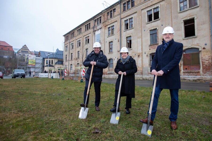 <p>Rainer Gläß, Baubürgermeisterin Kerstin Wolf und Architekt Heiko Sünderhauf (rechts) griffen anlässlich des Spatenstichs für die Hempelsche Fabrik zur Schaufel.</p>
