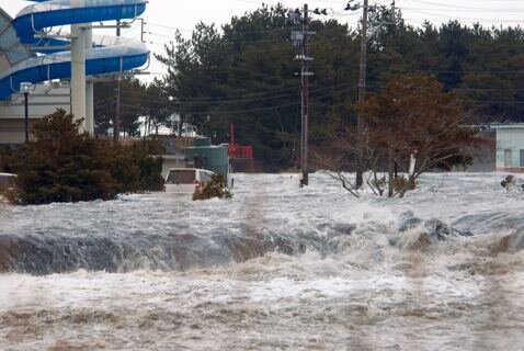 <p>
	Die Behörden gaben für die gesamte Küstenregion umgehend die höchste Tsunami-Warnstufe aus.</p>
