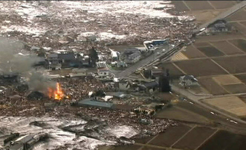 <p>
	Aufnahmen des Senders NHK TV zeigen das Ausmaß der Verwüstung durch einen Tsunami in Sendai im Osten des Landes.</p>
