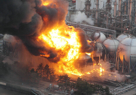 <p>
	Riesige Feuerbälle steigen aus der Öl-Raffinerie in Ichihara auf.</p>
