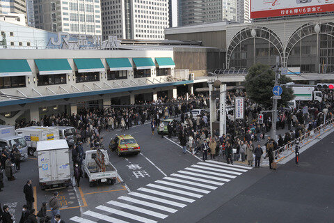 <p>
	Zugreisende vor der Shinagawa Eisenbahnstation in Tokio.</p>
