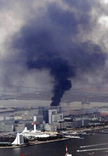<p>
	Rauch aus einem Gebäude an der Odaiba Bucht vor Tokio.</p>
