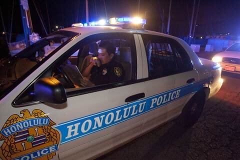 <p>
	Ein Polizist aus Honolulu warnt Bootsbesitzer per Lautsprecher vor dem Tsunami und fordert sie zur Evakuierung auf.</p>
