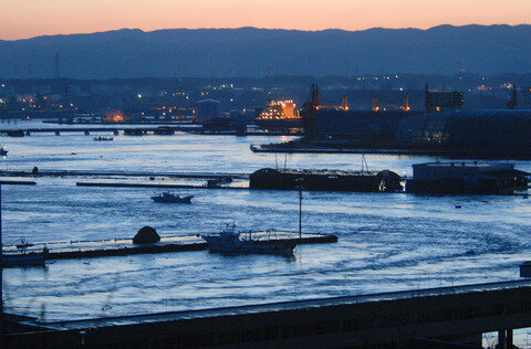 <p>
	Tsunami-Wirbel im Hafen von Iwaki, Fukushima.</p>
