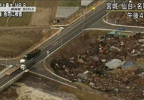 <p>
	Ein Video des Senders NHK TV zeigt, wie eine Schlammwelle Häuser und Autos auf einer Straße in Sendai überschwemmt.</p>
