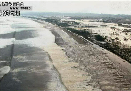 <p>
	Ein weiteres Video des Senders NHK TV zeigt das Auftreffen des Tsunamis auf die Küste des Verwaltungsbezirks Miyaki.</p>
