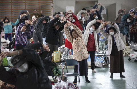 <p>
	Gymnastikstunde in einem Evakuierungszentrum in Minamisanriku.</p>
