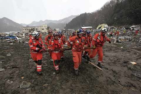 <p>
	Britische Hilfskräfte unterstützen ihre japanischen Kollegen in Kamaishi.</p>
