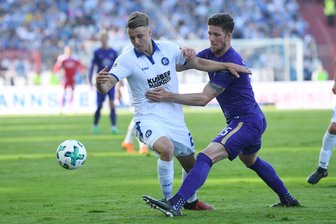 0:0 in Karlsruhe: Aue wahrt Chance auf den Klassenerhalt - Der Karlsruher Marco Thiede (links) und der Auer Dennis Kempe kämpfen um den Ball.