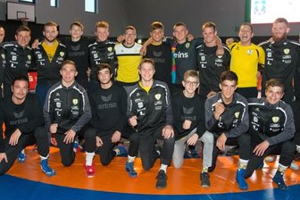 0:13-Rückstand nicht mehr aufzuholen - Mit dieser Mannschaft hat sich die Kampfgemeinschaft Pausa/Plauen am Samstag erstmals in der Regionalligasaison dem Publikum in der Pausaer Schulturnhalle vorgestellt: stehend von links Trainer Anatolij Judin, Trainer Werner Schellenberg, Kevin Drehmann, Konrad Schütz, John Paul Spatschke, Tobias Knittel, Sid Wetzel, Gunnar Frisch, André Becher, Bastian Seidel, David Pepolwski und Eryk Maj, hockend von links David Adler, Chris Militzer, Zhalavdi Sokuev, Max Schmalfuß, Sebastian Wagner, Magomed Dadaev und Kevin Adler.