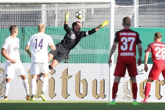 0:2: Drittligist zieht schwachen Auern früh den Stecker - Schon nach vier Minuten nahm das Unglück seinen Lauf: Torwart Martin Männel (schwarzes Trikot) patzt bei tief stehender Sonne und der FC Erzgebirge Aue liegt 0:1 bei Wehen Wiesbaden zurück. Nach 7. Minuten stand es 0:2.