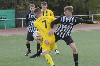 0:3 gegen Schneeberg: Stollberger Landesklassefußballer bleiben erstmals in dieser Saison zuhause ohne Tor - Stollbergs Til Fischer (rechts) und der Schneeberger Franz Michael Queck beharken sich. Am Ende hatten die in Gelb spielenden Gäste klar das bessere Ende für sich.