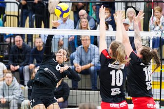 0:3 zum Auftakt: Regionalliga-Volleyballerinnen aus Oberlosa müssen eine Schippe drauflegen, um sich zu behaupten - Juliane Ebel vom SV 04 Oberlosa (links) probiert hier, den Engelsdorfer Block zu überwinden.