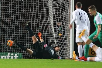0:4-Debakel für Aue in Bremen - Im Bild: Tor für Werder Bremen II. Den Treffer zum 2:0 durch Björn Rother (re.) kann Aues Torhüter Martin Männel nicht verhindern.