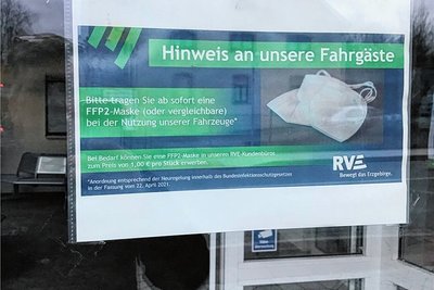 Am Zschopauer Busbahnhof wiesen am späten Montagnachmittag noch immer Plakate auf die Nutzung von FFP2-Masken hin.