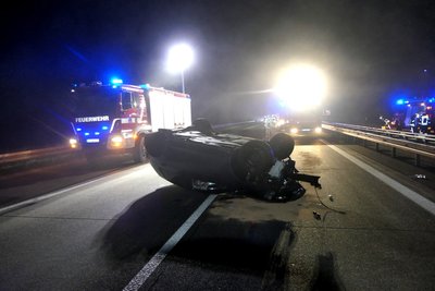Der Unfall-VW blieb auf dem Dach liegen.