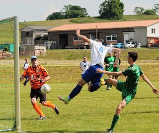 Reichenbachs Maurice Lange (Mitte) köpft hier zum 3:0 für sein Team ein. Mühltroffs Keeper André Remmer (links) kommt ebenso zu spät wie Willi Besser (rechts).