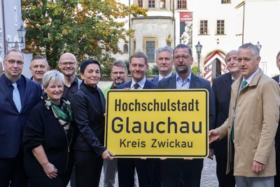 Sachsens Ministerpräsident Kretschmer (Bildmitte) verleiht Glauchau den Namen „Hochschulstadt“.