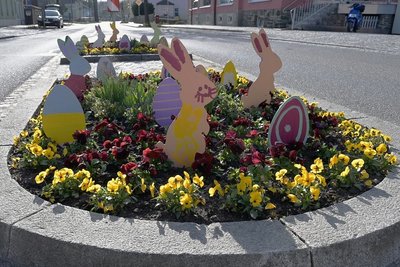 Wer war hier am Werk? Auf einer Verkehrsinsel in Niederwürschnitz haben Unbekannte in einer Nacht und Nebelaktion für Osterschmuck gesorgt. 