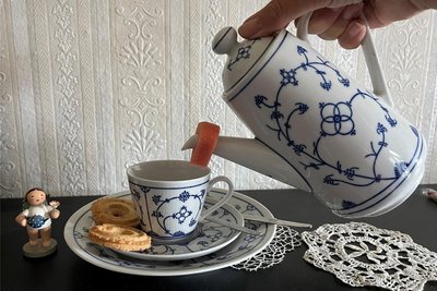 Wer kennt sie nicht, solche Kaffeekannen mit einem Schaumgummi-Tropfenfänger, wie es ihn zu DDR-Zeiten gab.