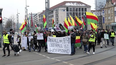 Die Demonstranten richteten einen Friedens-Appell an die Welt.