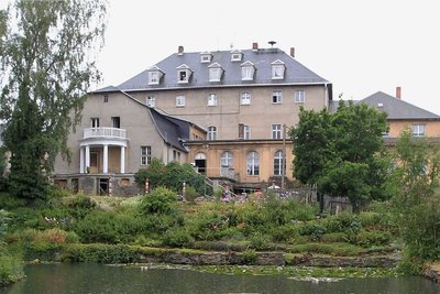 Das Rittergut Kleingera, von der Rückseite aus gesehen. Der Anbau am Herrenhaus samt Säulen und Balkon sollte abgerissen werden - das konnte der Verein verhindern. Der Abriss wäre wohl der Anfang vom Ende für das gesamte Gebäude gewesen. Fotos: Ellen Liebner (4)