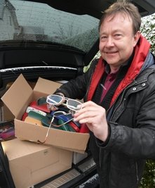 Mario Beckert von den Freiberger Löwen zählt 25 Kisten mit gespendeten Brillen. 