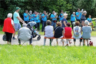 Das Schalmeienorchester Plauen hatte im Vorjahr zu den Mitwirkenden des Musikalischen Parkspaziergangs gehört. 