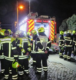 Die Feuerwehr musste am Sonntag zu einem Brand ins Neukirchener Adorf ausrücken. 