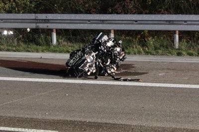Der herausgerissene Motorblock liegt auf der A14.